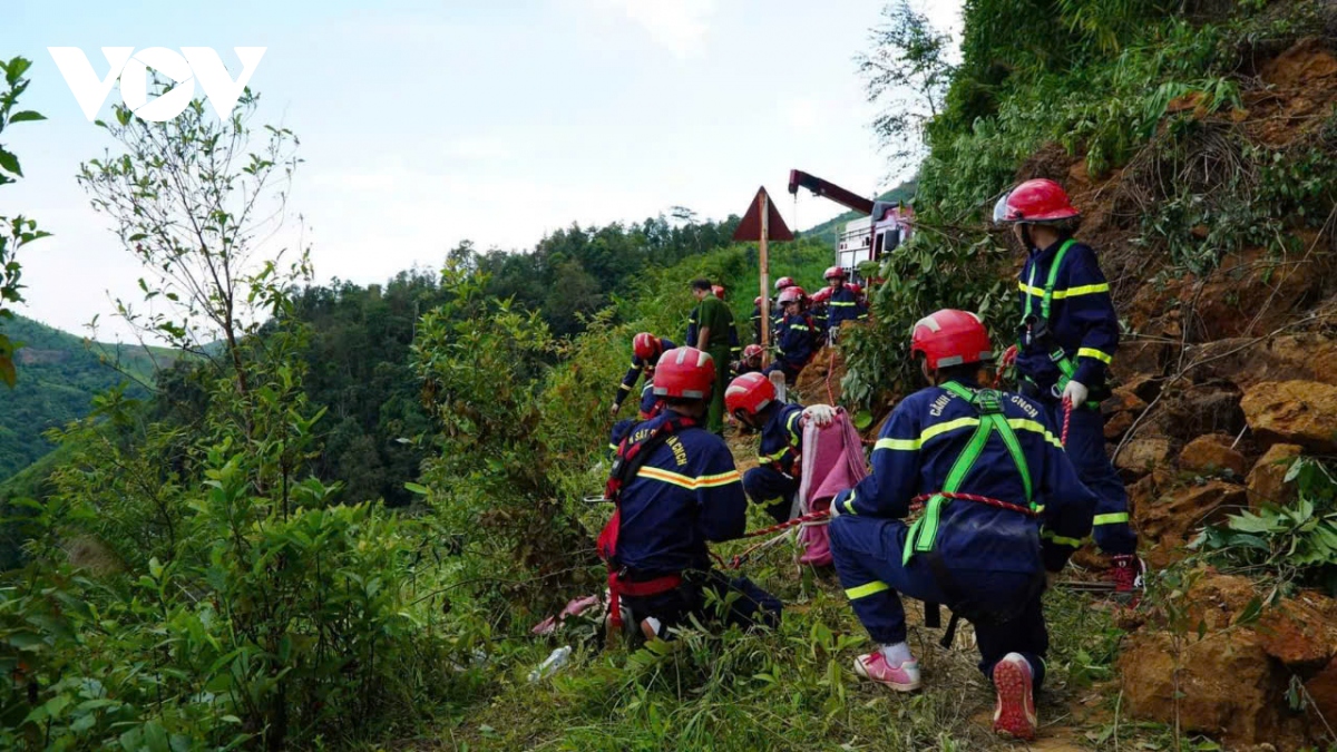 nguoi phu nu di xe may roi xuong vuc sau hinh anh 1