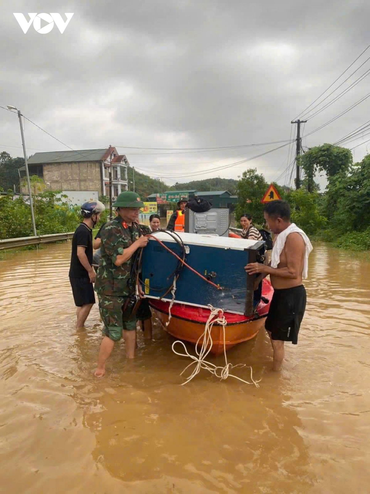 cap nhat lu quet kinh hoang tai lao cai, hon 100 nguoi van dang mat tich hinh anh 37