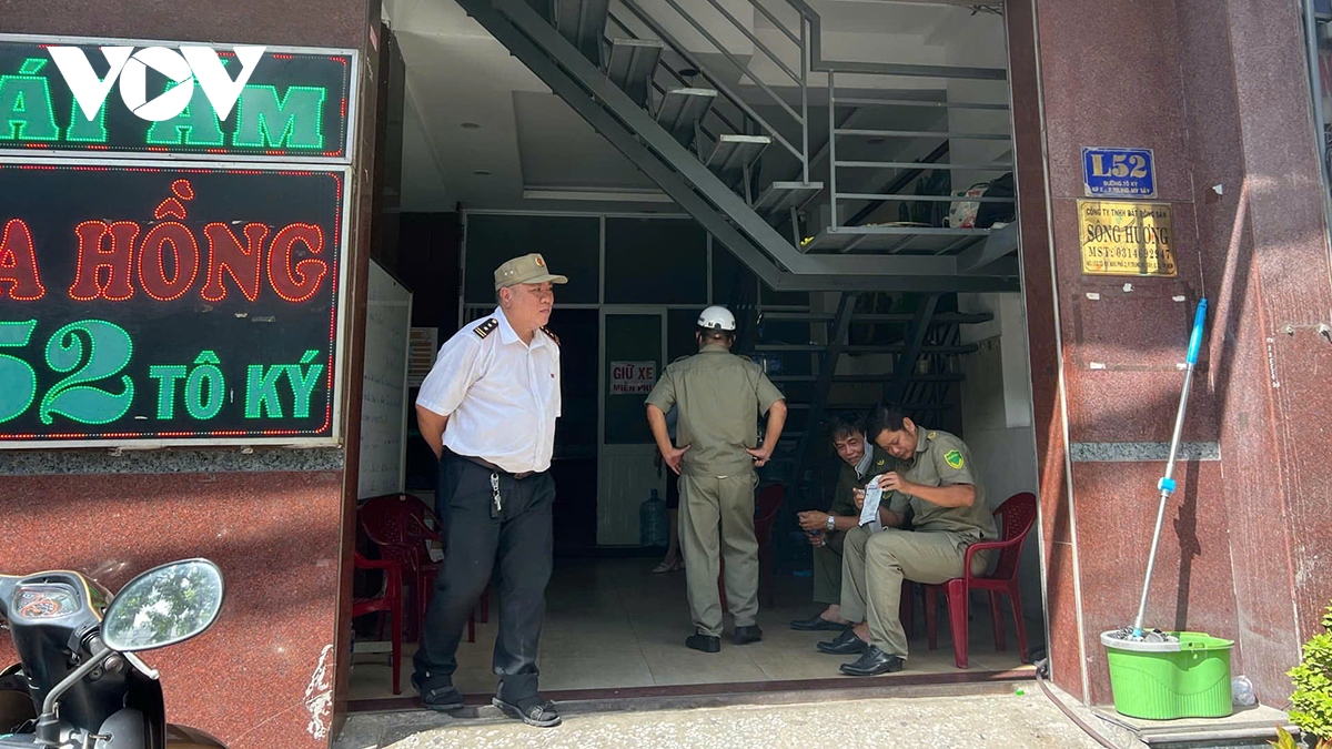 vu bao hanh tre o mai am hoa hong tuoc giay phep, tam giu nguoi de dieu tra hinh anh 1