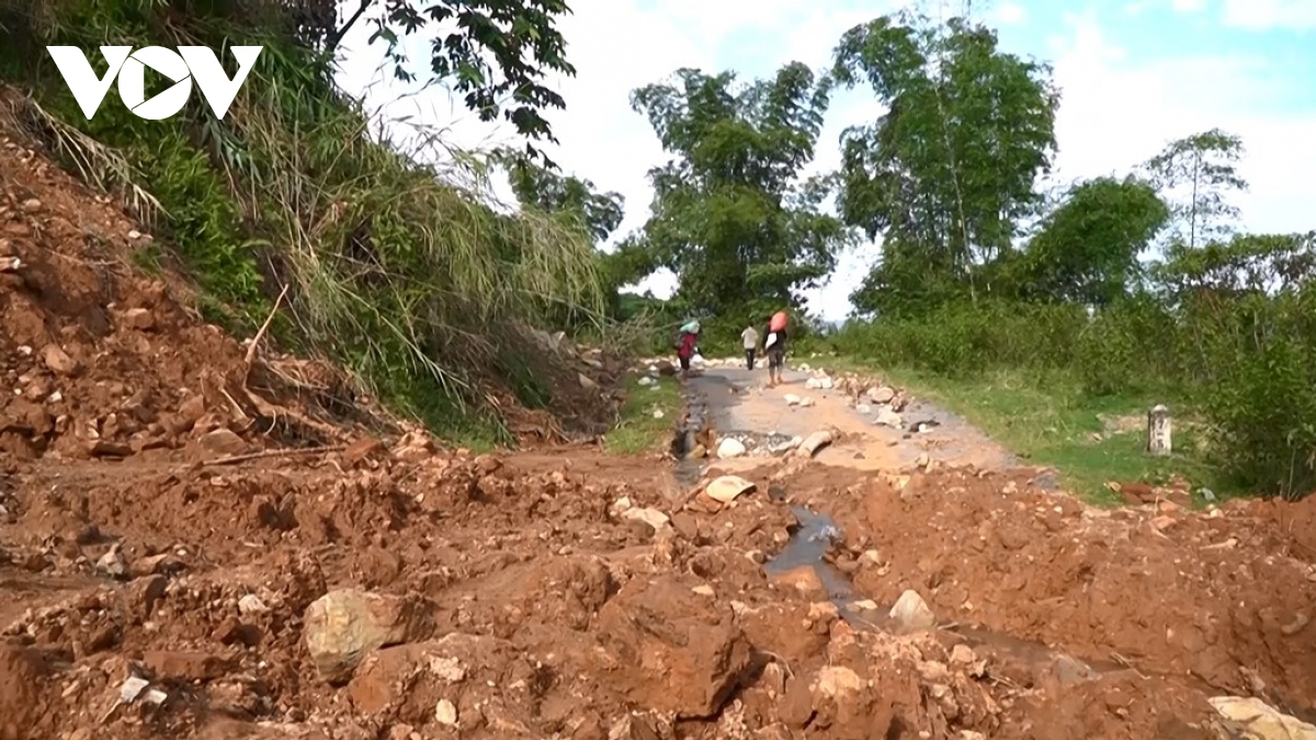 tinh nguyen vien gop phan khoi thong nhung tuyen duong toi vung lu lao cai hinh anh 1