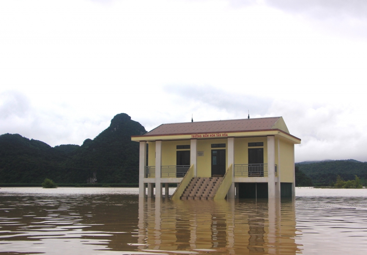 nha phao chong lu giup nguoi dan quang binh ung pho an toan voi ngap lut hinh anh 11