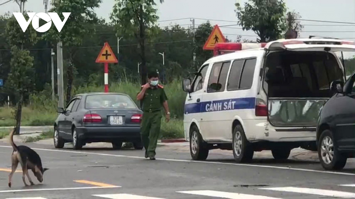 Dieu tra vu chong tu vong sau khi bam vao xe tai do vo lai hinh anh 1