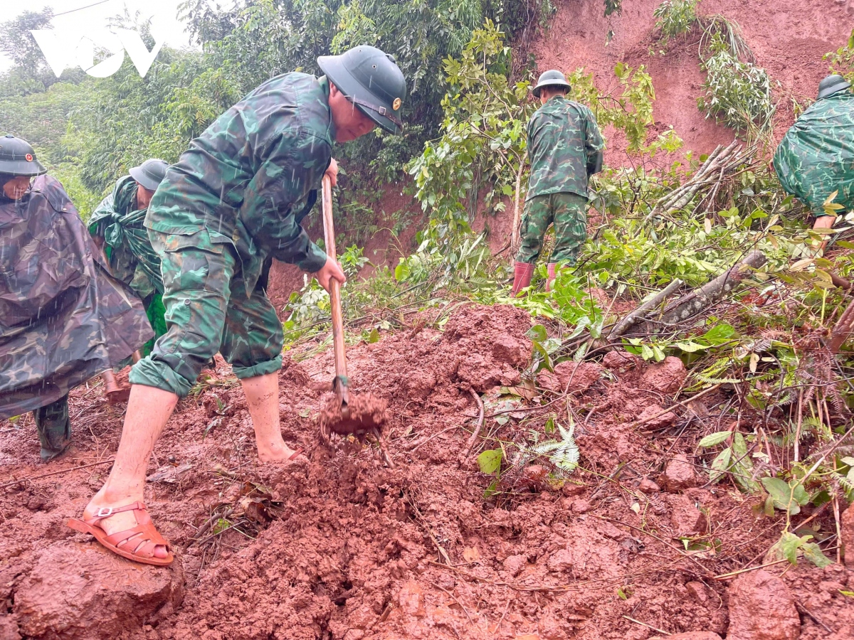 bo doi bien phong son la dam minh trong mua giup dan chong lu hinh anh 2