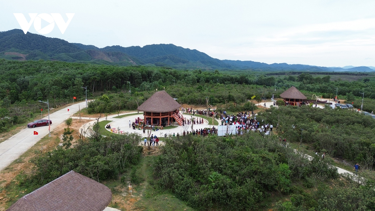 Doc dao ngoi lang van hoa chung cua dong bao vung cao thua thien hue hinh anh 2