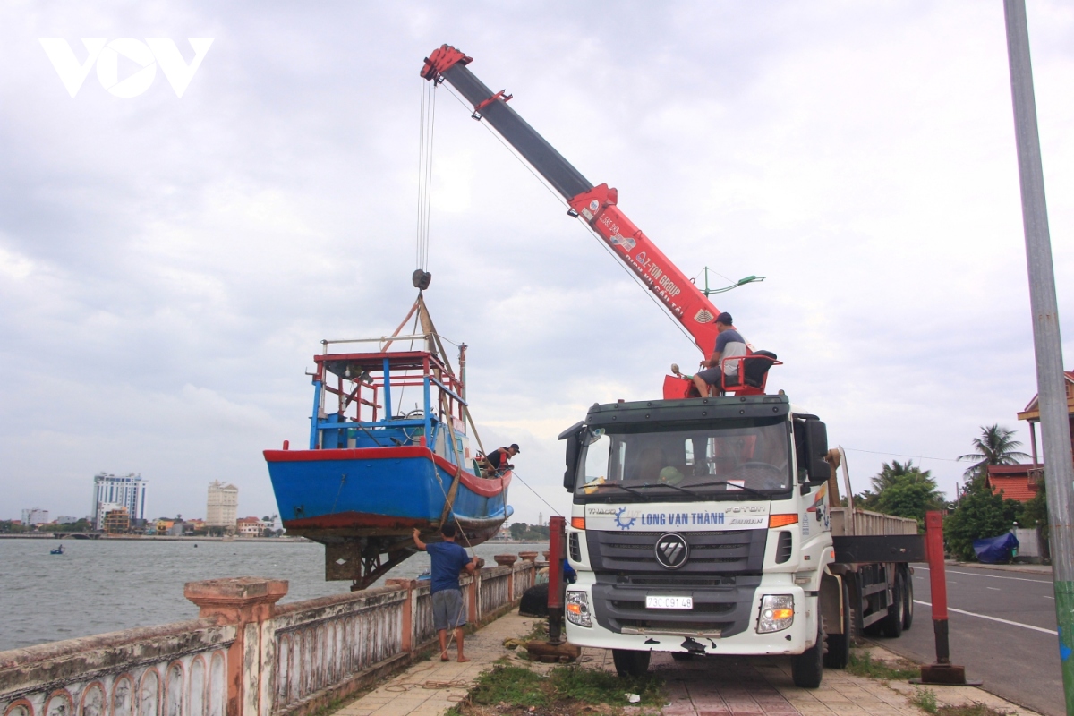 nguoi dan quang binh gia co nha cua, cau thuyen len bo tranh mua bao hinh anh 3