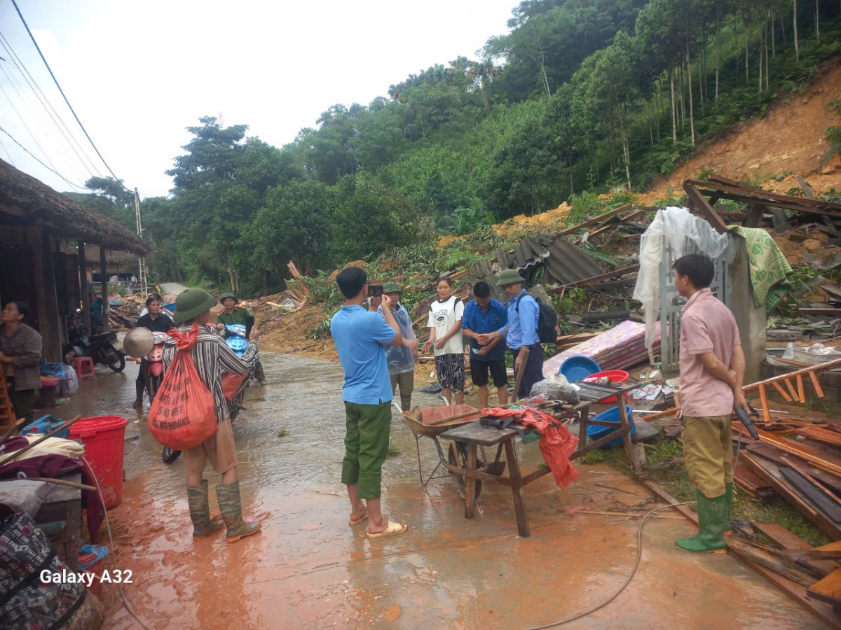 Hơn 200 người gùi hàng vượt núi tiếp tế cho người dân Tân Phượng đang bị cô lập