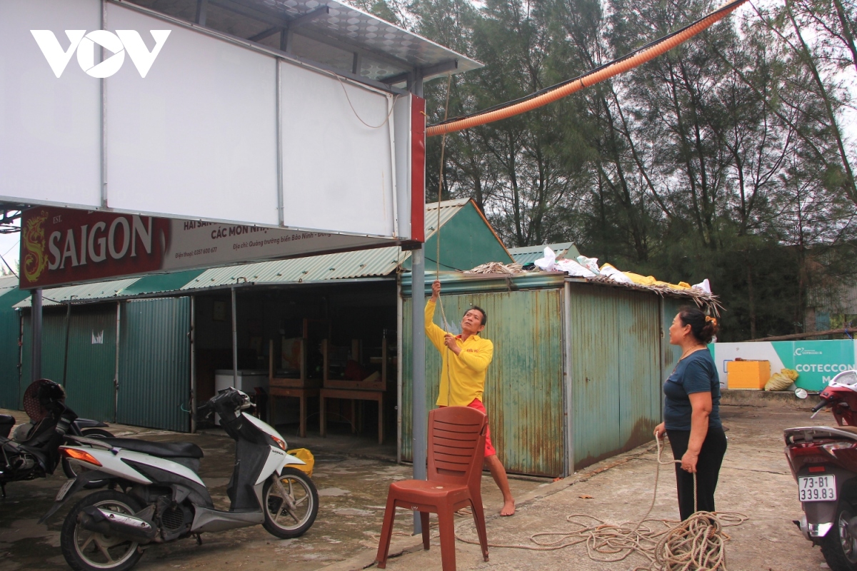 nguoi dan quang binh gia co nha cua, cau thuyen len bo tranh mua bao hinh anh 1