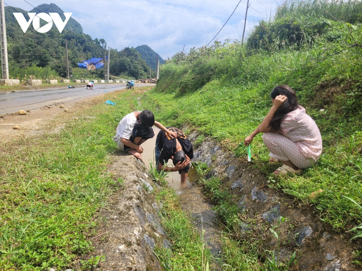 cao bang tien hanh xu ly moi truong ngan dich benh bung phat o vung thien tai hinh anh 4