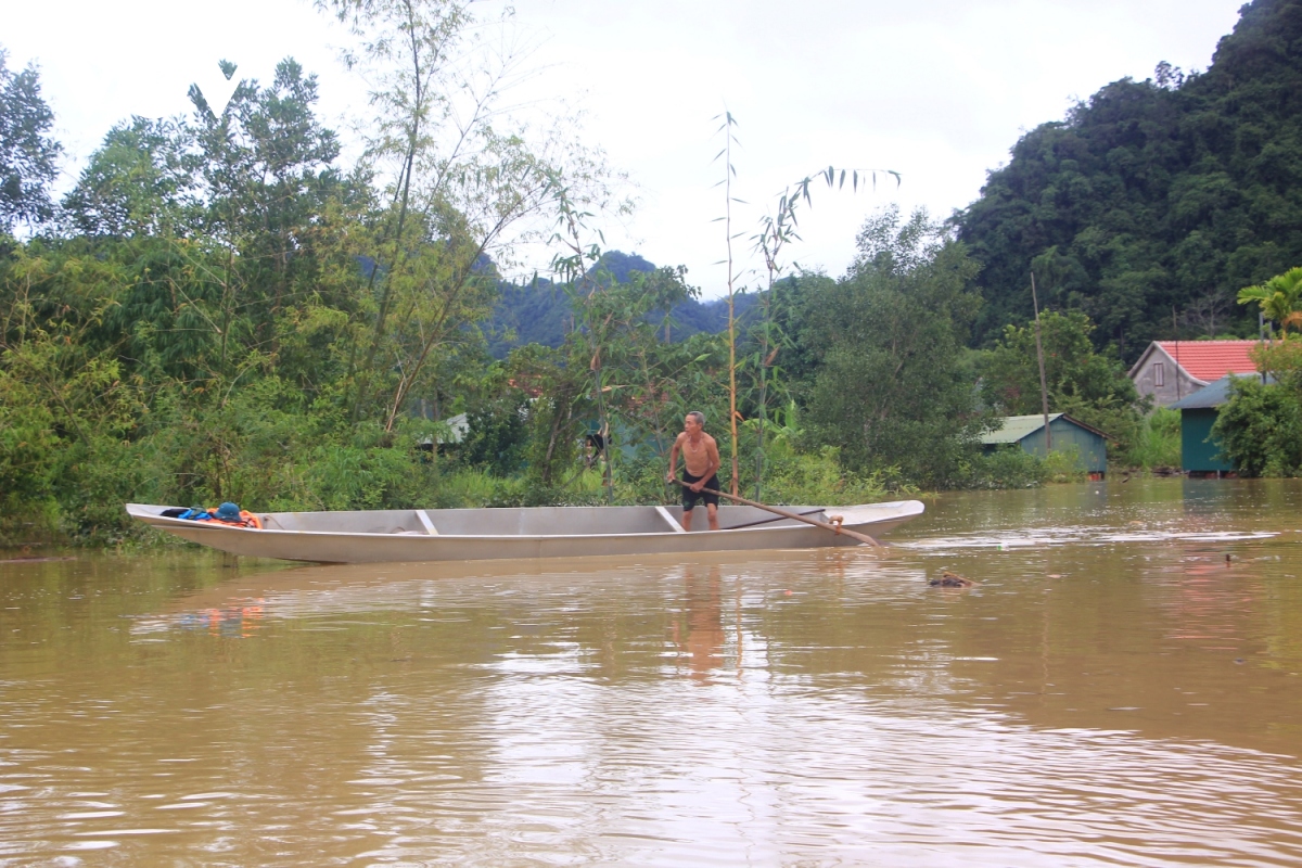 nha phao chong lu giup nguoi dan quang binh ung pho an toan voi ngap lut hinh anh 10