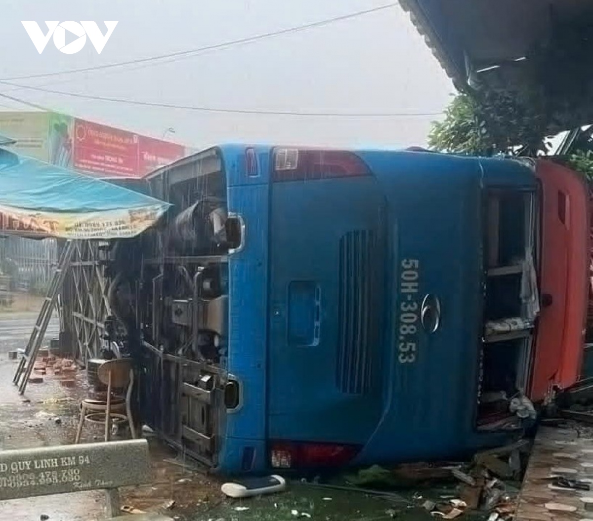 Dak lak lat xe khach, 4 nguoi tu vong, hang chuc nguoi bi thuong hinh anh 2