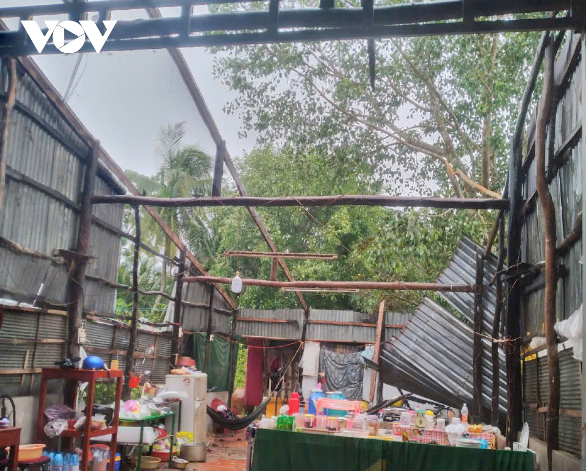 Mưa kèm theo dông lốc đã làm sập, tốc mái 38 căn nhà ở Cần Thơ