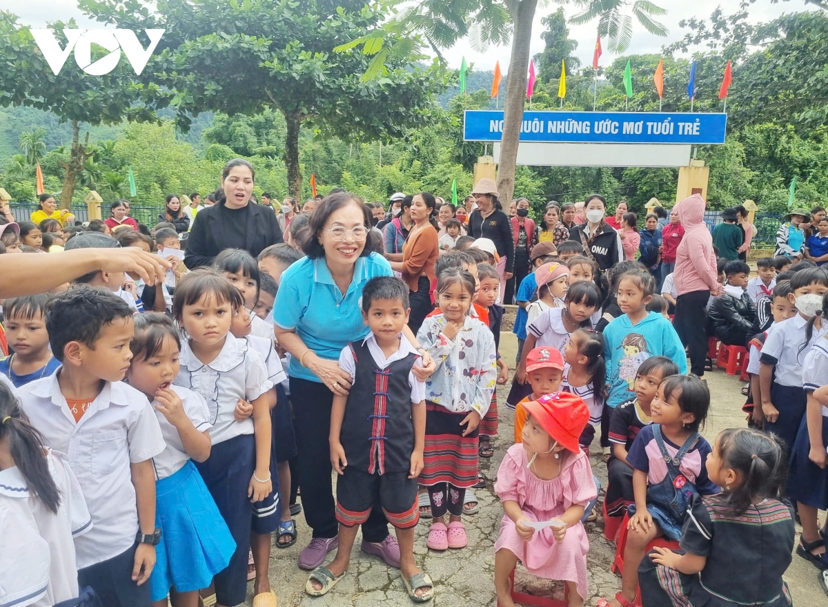 Da nang trao hang ngan phan qua trung thu tang tre em ngheo, con cong nhan kho khan hinh anh 3