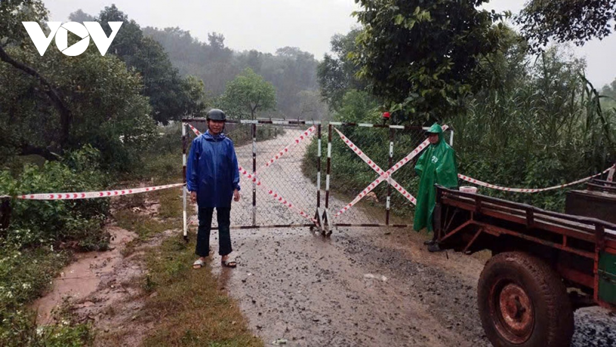 mua gay ngap lut, sat lo khien nhieu tuyen duong o binh phuoc bi chia cat hinh anh 1