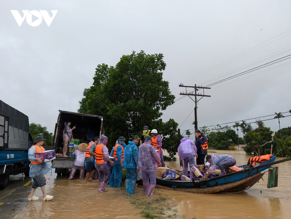 ngu dan quang binh keo thuyen may ra bac ho tro nguoi dan vung lu hinh anh 4