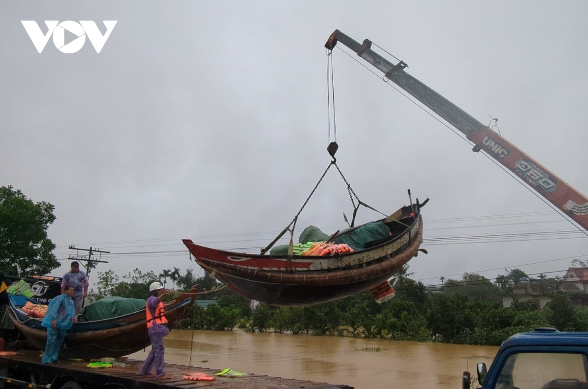 ngu dan quang binh keo thuyen may ra bac ho tro nguoi dan vung lu hinh anh 2