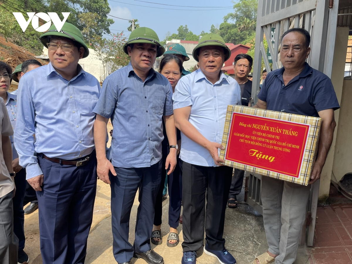 Ong nguyen xuan thang tham, dong vien nguoi dan vung lu tinh yen bai hinh anh 1