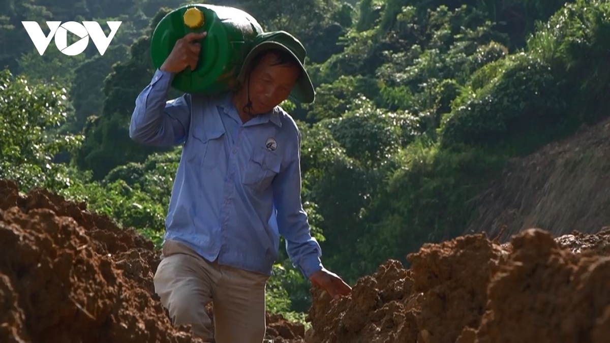 tinh nguyen vien gop phan khoi thong nhung tuyen duong toi vung lu lao cai hinh anh 2