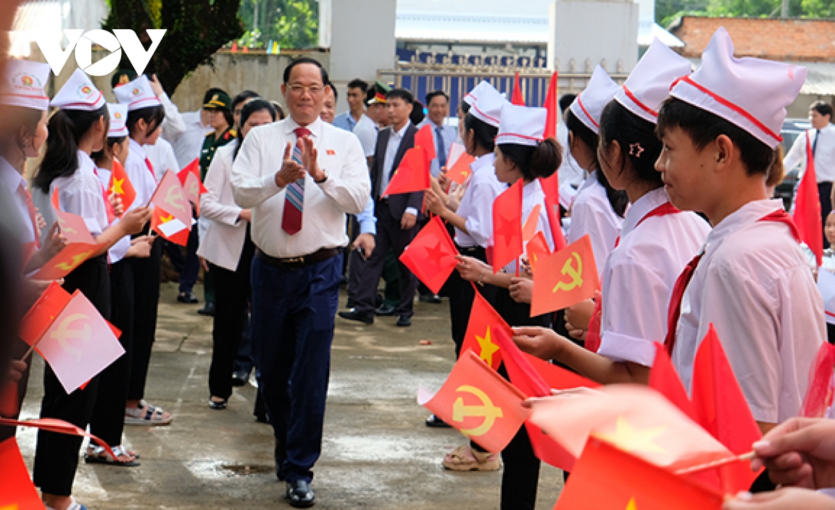 Phó Chủ tịch Quốc hội Trần Quang Phương dự khai giảng tại Quảng Ngãi