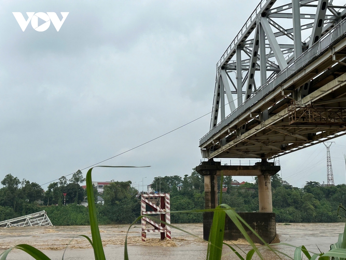 Bridge collapses in northern Vietnam, many people and vehicles fall into river