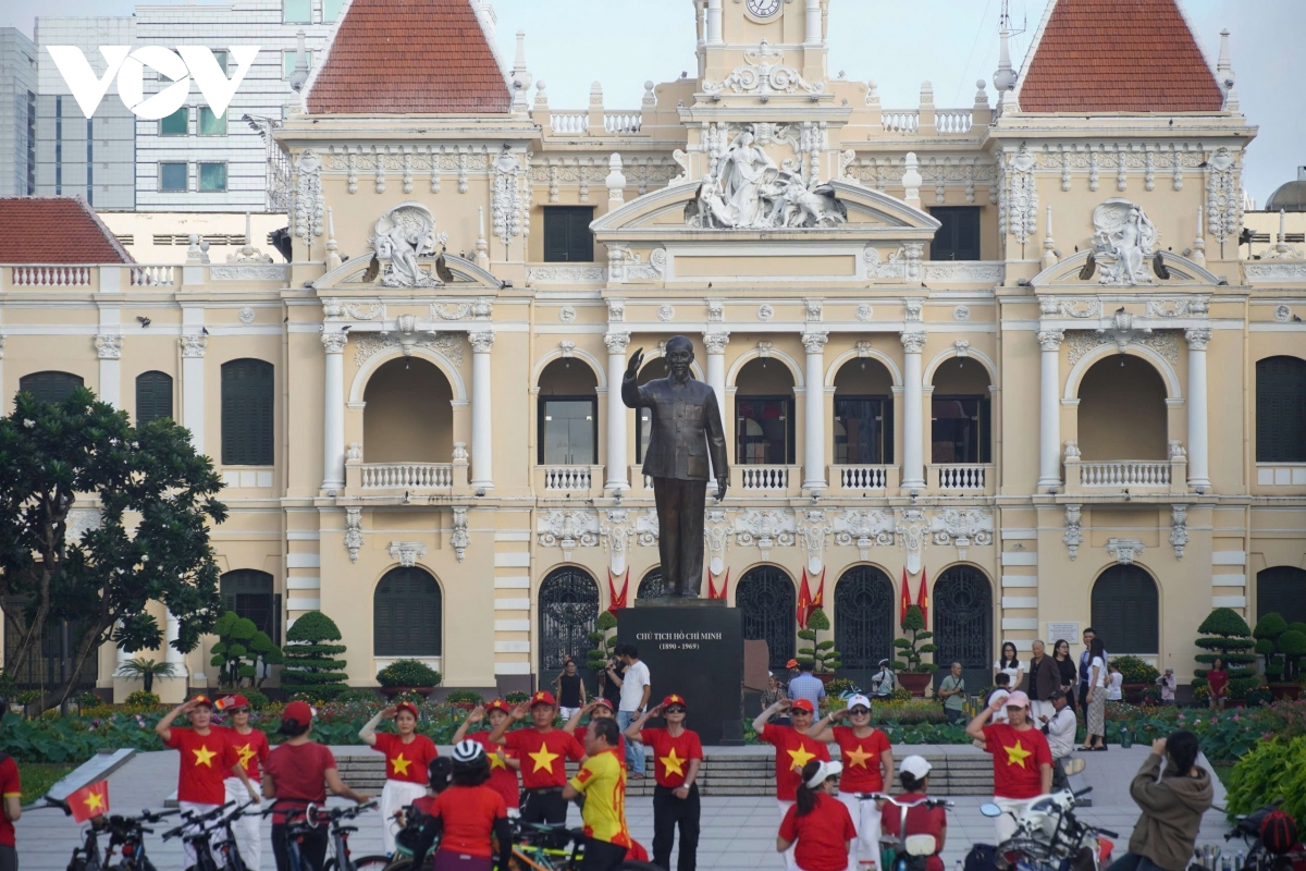 Duong pho tp.hcm vang ve, binh yen trong ngay quoc khanh hinh anh 7