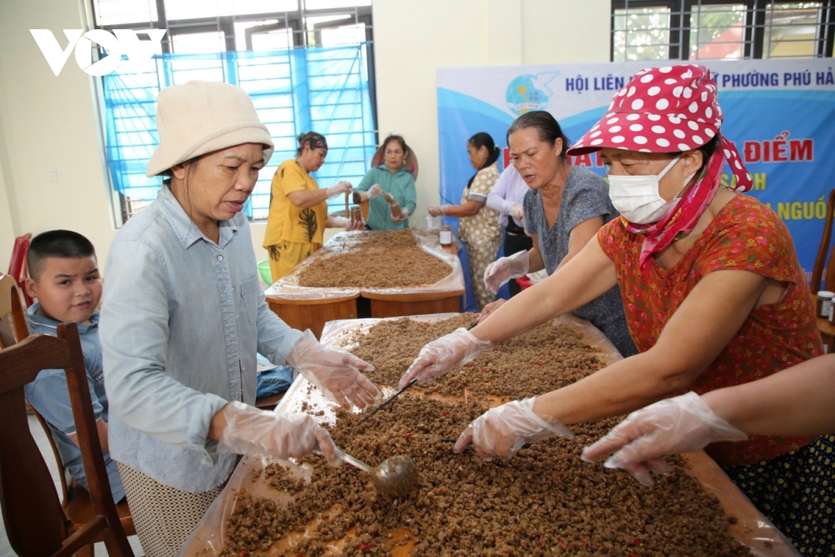 nguoi dan quang binh lam ruoc thit gui ho tro dong bao vung thien tai hinh anh 1