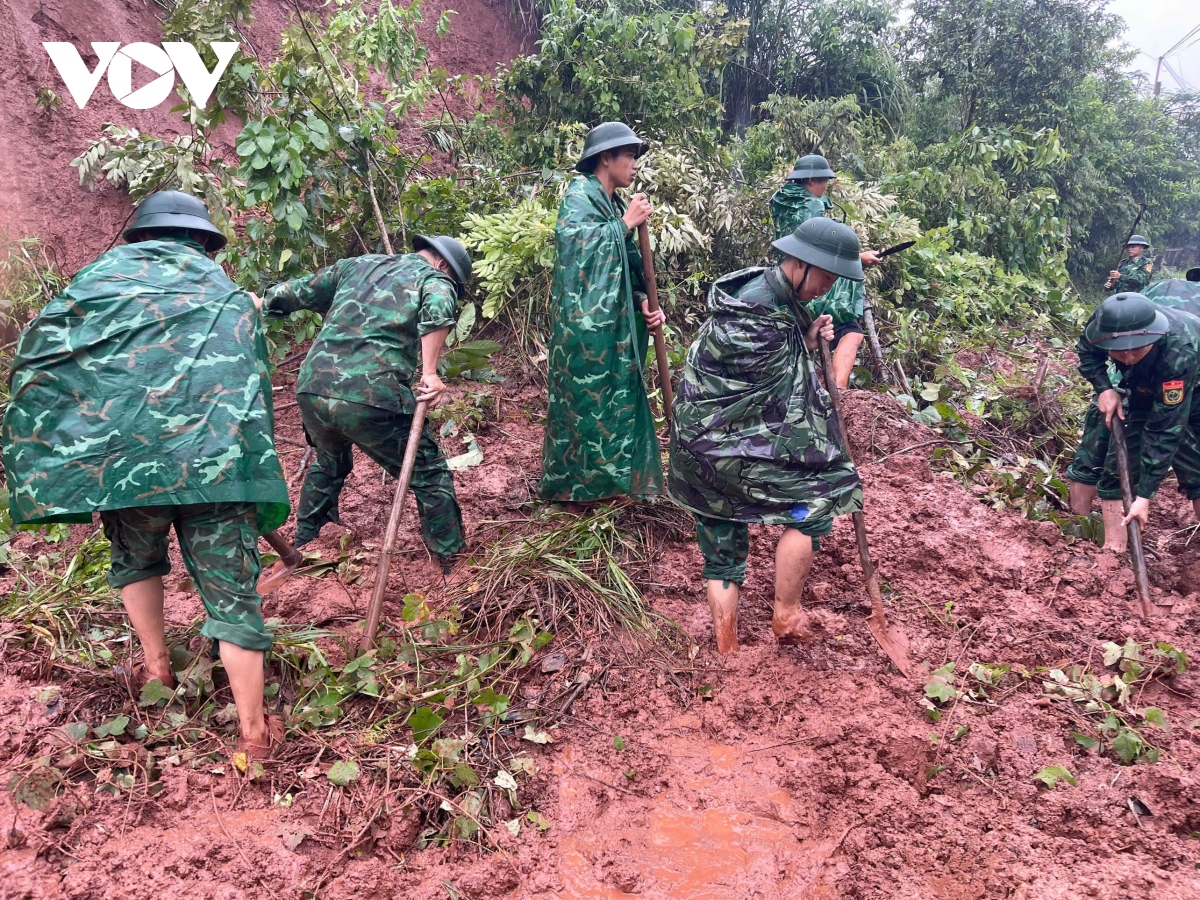 bo doi bien phong son la dam minh trong mua giup dan chong lu hinh anh 1