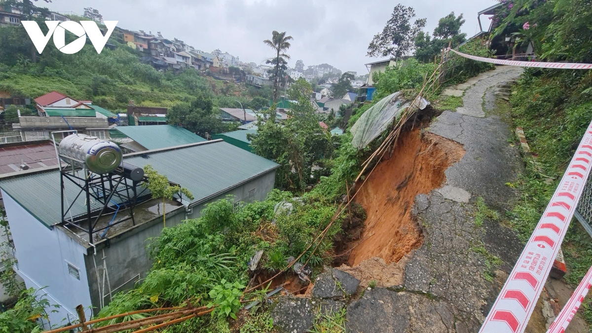 Da lat di doi khan cap 5 ho dan ra khoi khu vuc sat lo dat hinh anh 1