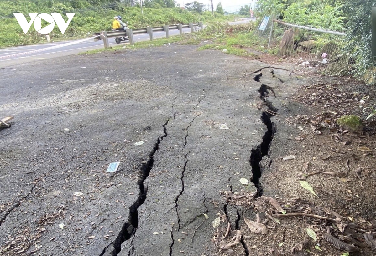 sut lun nghiem trong taluy duong ho chi minh, Dak nong khan cap di doi dan hinh anh 3