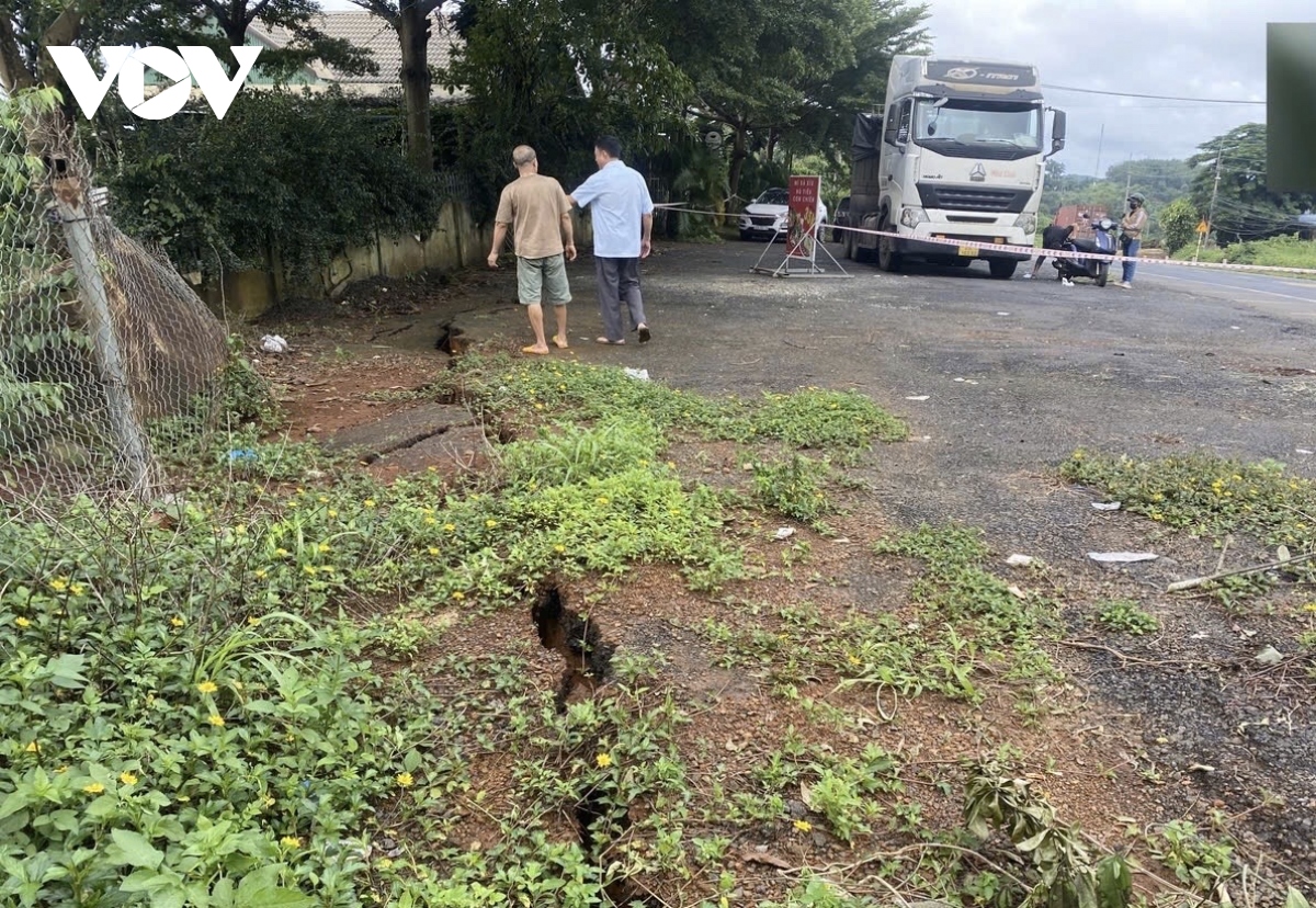 sut lun nghiem trong taluy duong ho chi minh, Dak nong khan cap di doi dan hinh anh 5