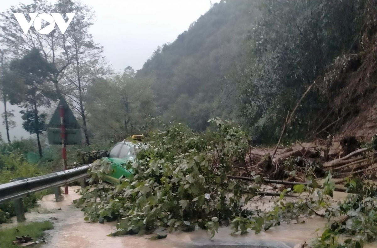 xuat hien sat lo lon o deo O quy ho, giao thong giua lai chau- lao cai tam thoi chia cat hinh anh 1