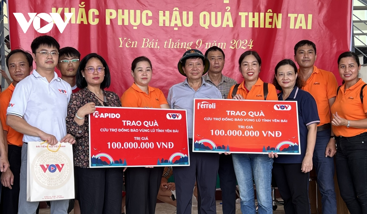 vov tham hoi, trao tang nhu yeu pham cho dong bao vung lu yen bai hinh anh 2