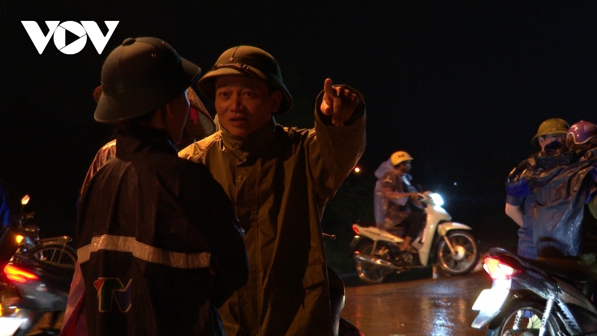 ninh binh dung lenh di dan khi muc nuoc lu tren song hoang long rut hinh anh 2