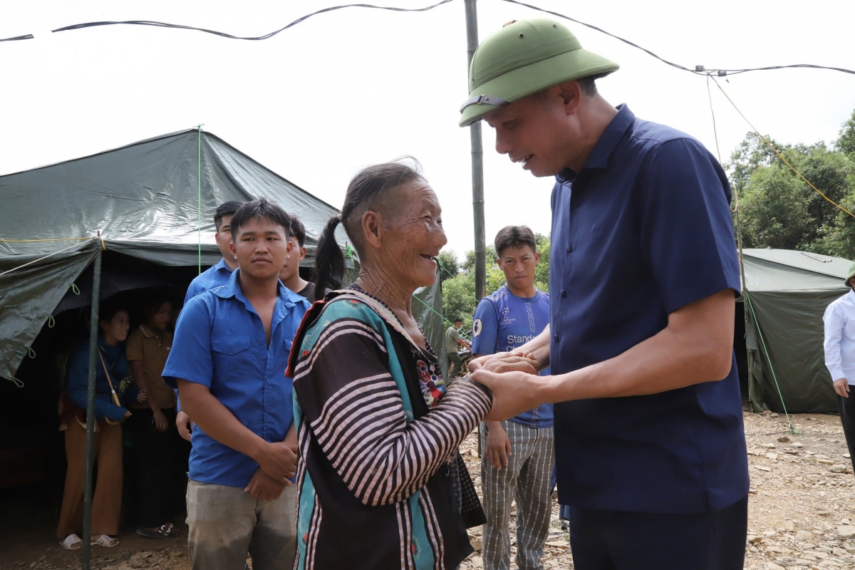 ngay dem dung lan trai, di chuyen dan khoi vung nguy co sat lo o son la hinh anh 18