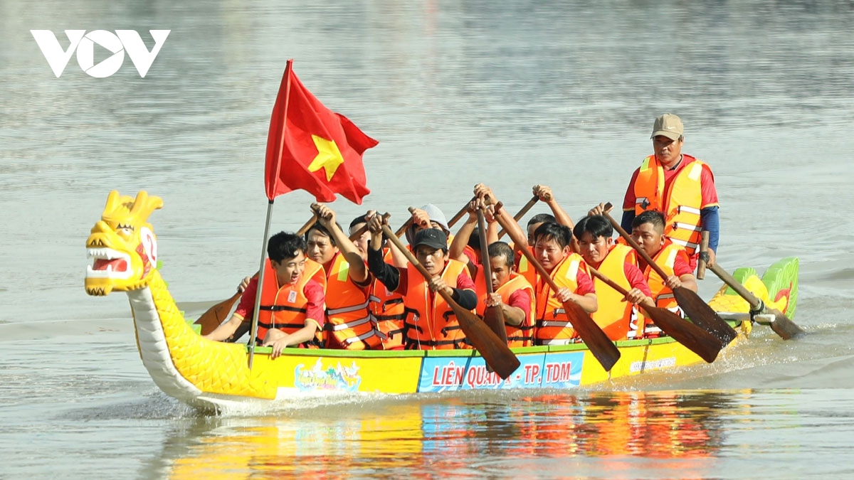 hang ngan nguoi tu cac noi do ve cong vien bach Dang o binh duong dip 2 9 hinh anh 2