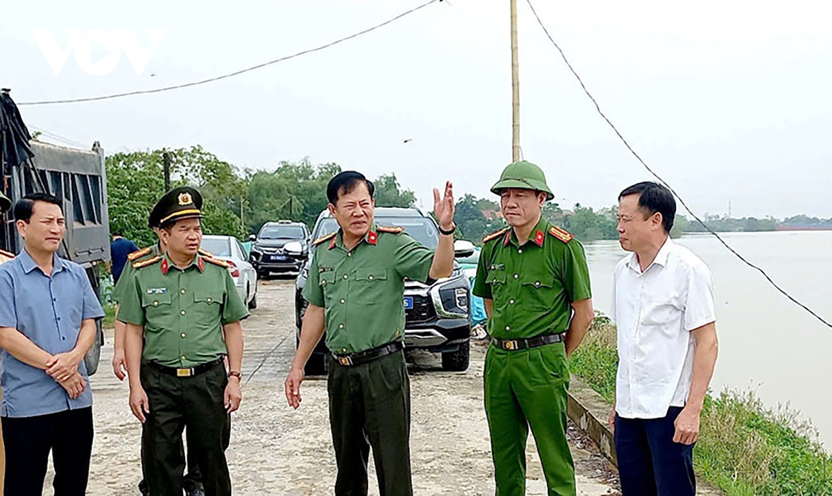 ninh binh chua phai xa tran tren song hoang long hinh anh 3