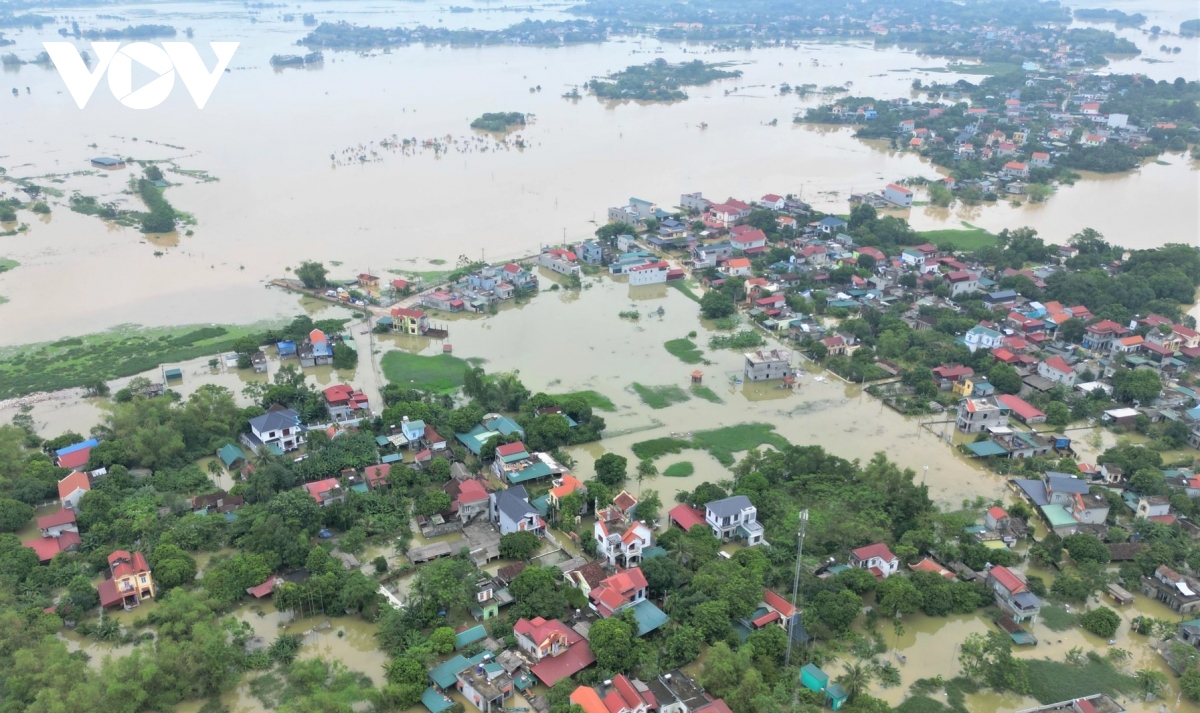 Nước sông Hoàng Long bắt đầu rút, nhiều nơi ở Ninh Bình vẫn chìm trong nước