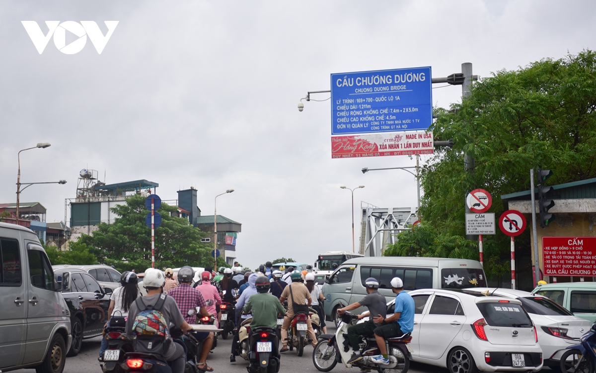 cay do gay can tro giao thong, nhieu duong pho ha noi un tac trong sang dau tuan hinh anh 4