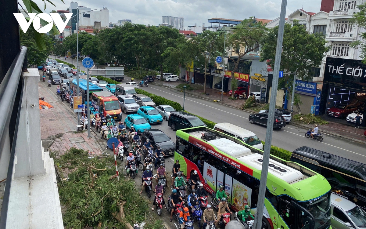 cay do gay can tro giao thong, nhieu duong pho ha noi un tac trong sang dau tuan hinh anh 6