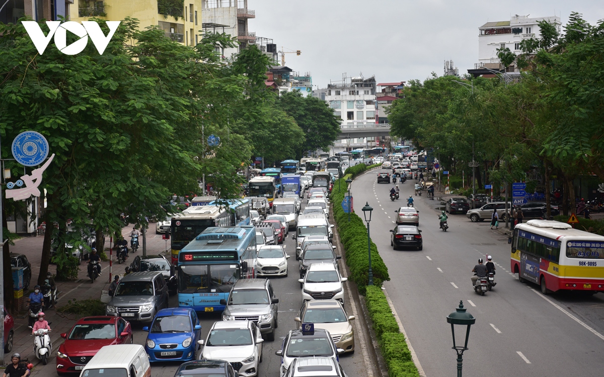 cay do gay can tro giao thong, nhieu duong pho ha noi un tac trong sang dau tuan hinh anh 3