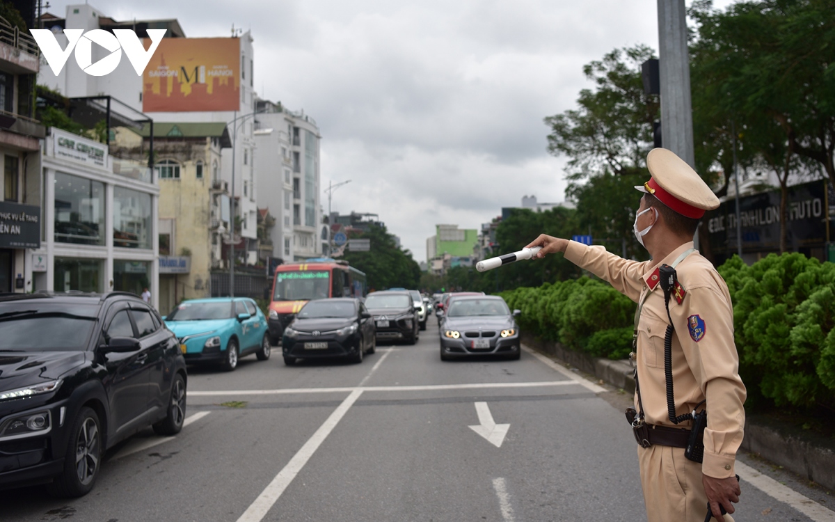 cay do gay can tro giao thong, nhieu duong pho ha noi un tac trong sang dau tuan hinh anh 5