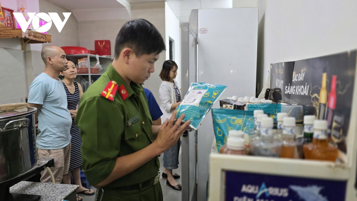 Đề nghị tạm đình chỉ hoạt động cơ sở nghi ngờ gây ngộ độc thực phẩm cho học sinh