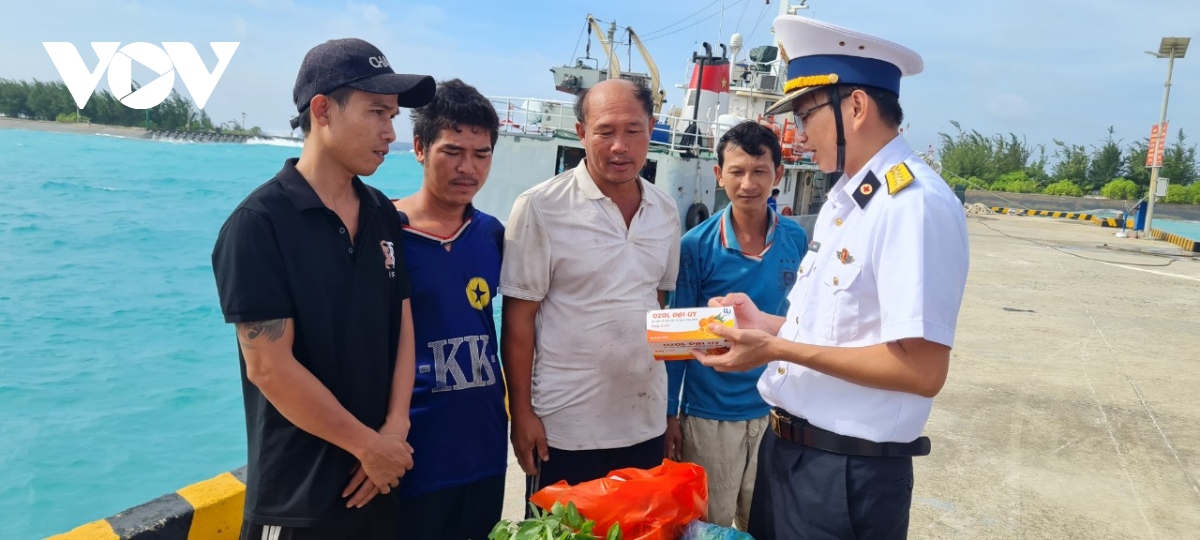 Cán bộ, chiến sĩ đảo Sinh Tồn tặng quà cho ngư dân vào tránh trú bão