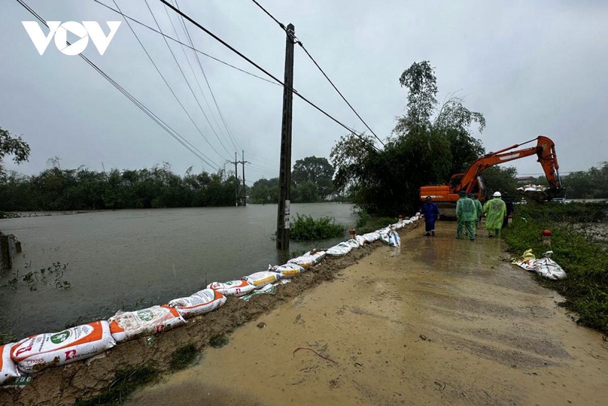 nuoc tran qua dap, mot xa o ngoai thanh ha noi huy dong nguoi dan ung cuu hinh anh 1