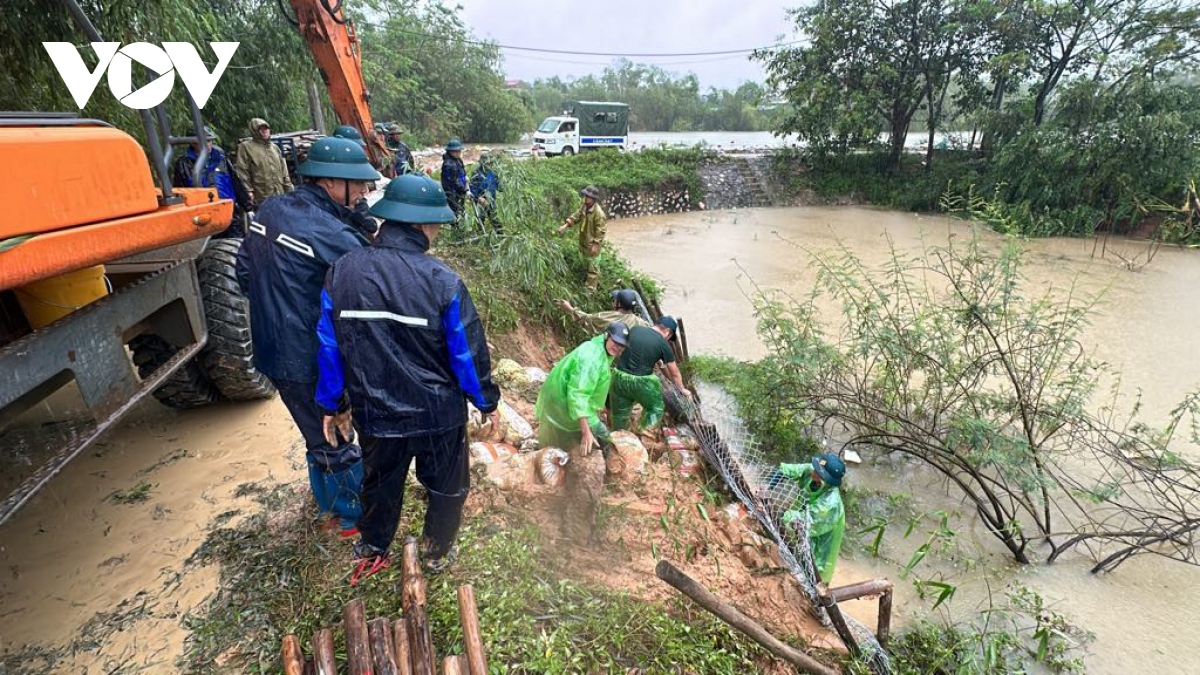 nuoc tran qua dap, mot xa o ngoai thanh ha noi huy dong nguoi dan ung cuu hinh anh 2