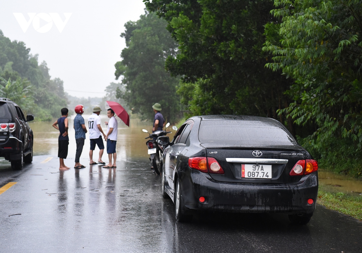 bat luc nhin nuoc lu dang cao chia cat duong tu thai nguyen di bac kan hinh anh 4