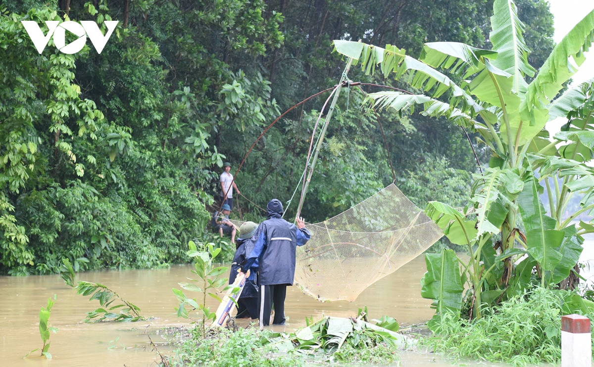 bat luc nhin nuoc lu dang cao chia cat duong tu thai nguyen di bac kan hinh anh 10