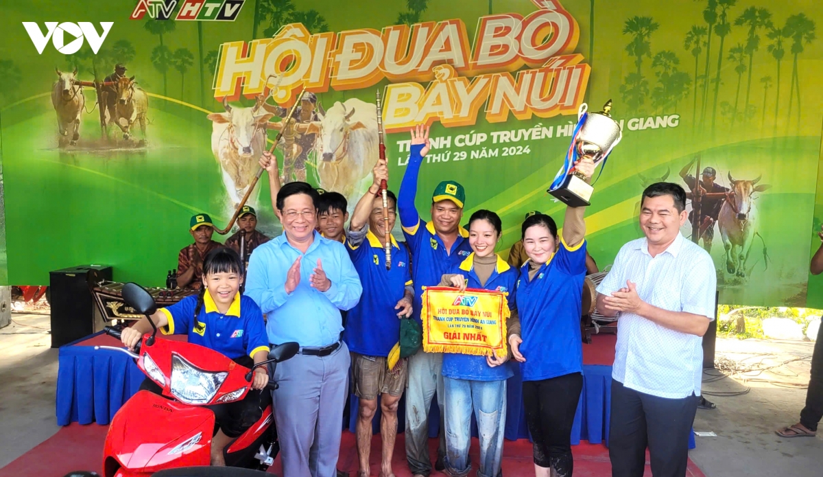 nhung hinh anh an tuong trong hoi dua bo bay nui an giang hinh anh 9