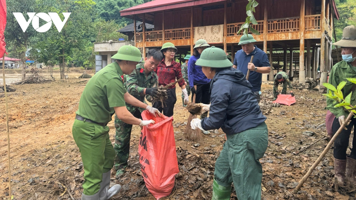 nuoc rut, hon 500 nguoi ho tro ban phieng nghe son la ve sinh moi truong hinh anh 4