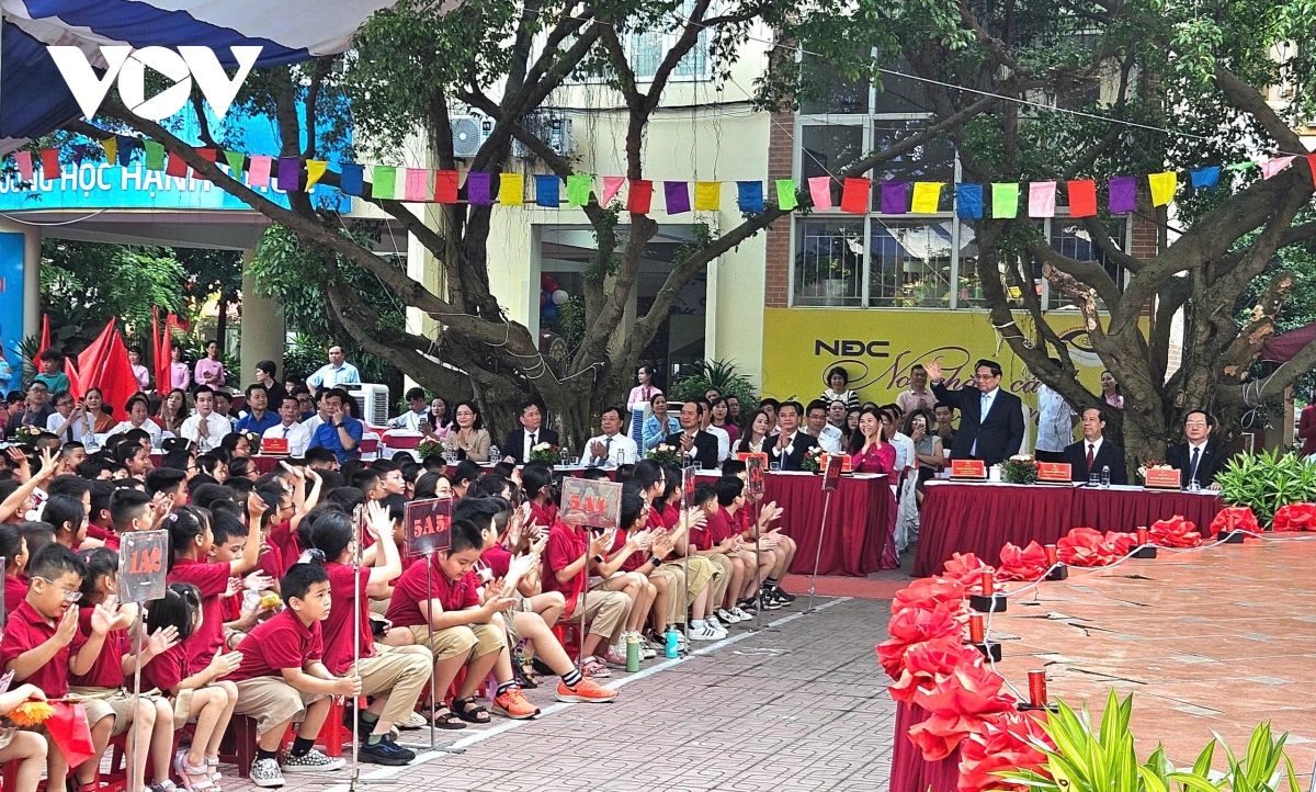 thu tuong du khai giang voi thay tro truong ptcs nguyen Dinh chieu, ha noi hinh anh 3