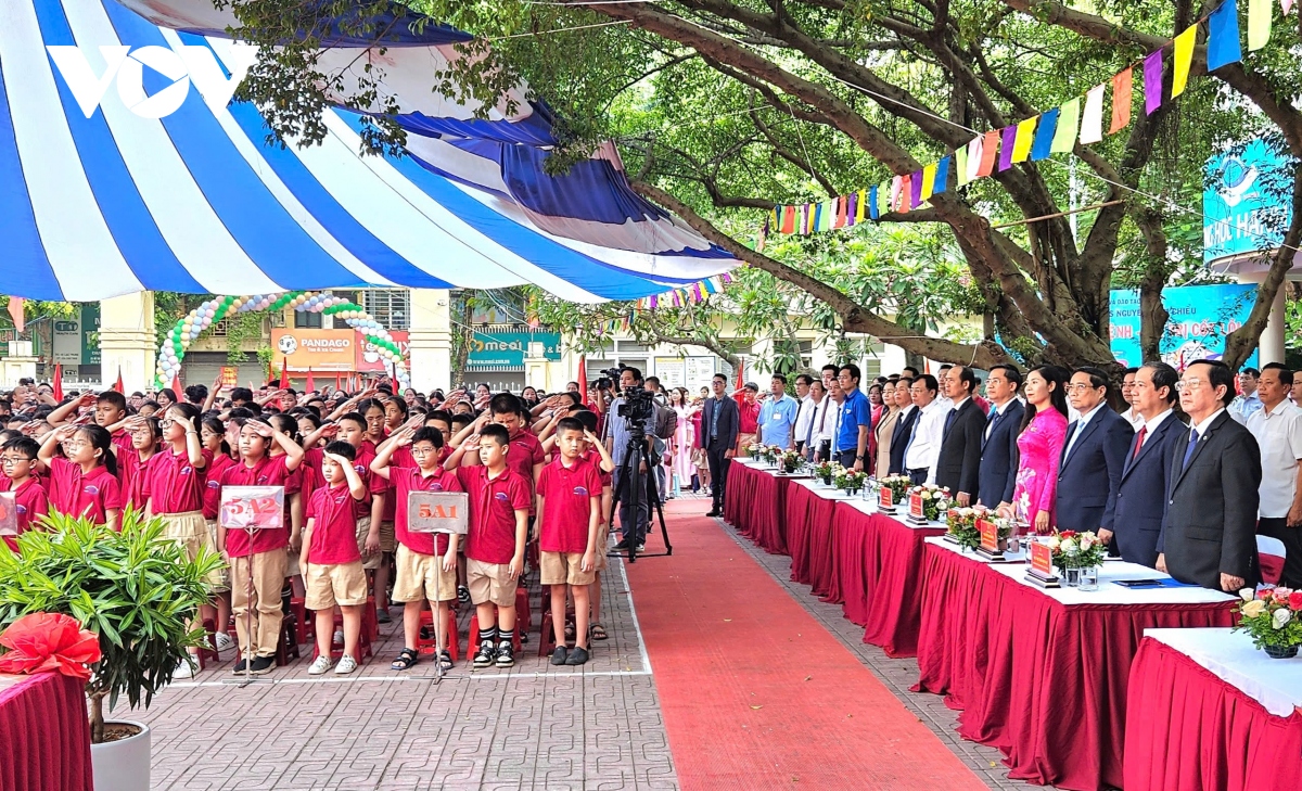 thu tuong du khai giang voi thay tro truong ptcs nguyen Dinh chieu, ha noi hinh anh 4